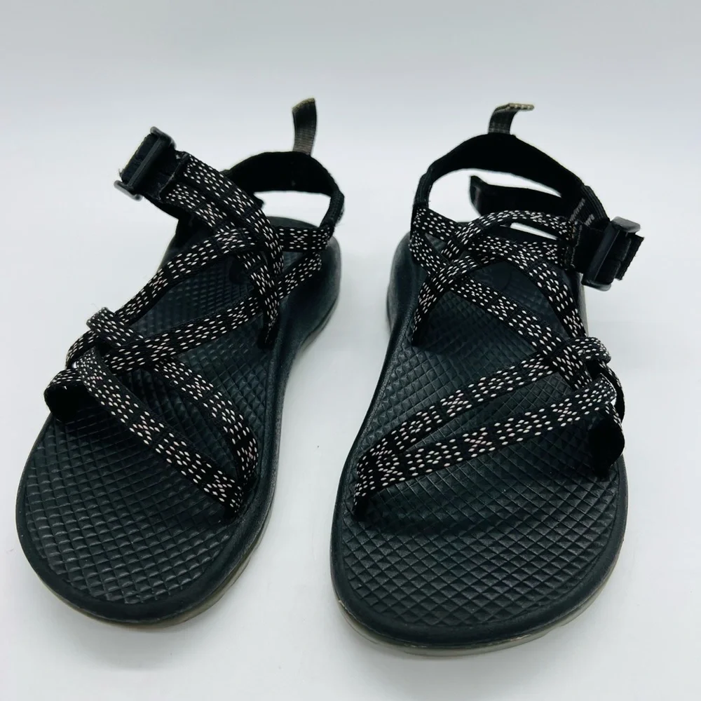 CHACO GIRLS BLACK AND WHITE STRAPPY SANDALS SIZE 1